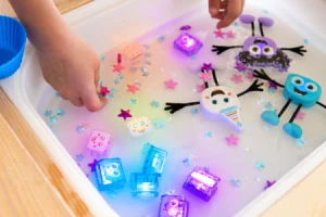 pol_pm_Glo-Pals-Kostki-sensoryczne-swiecace-w-wodzie-Lumi-zabawka-kapielowa-kolor-fioletowy-20_2.jpg